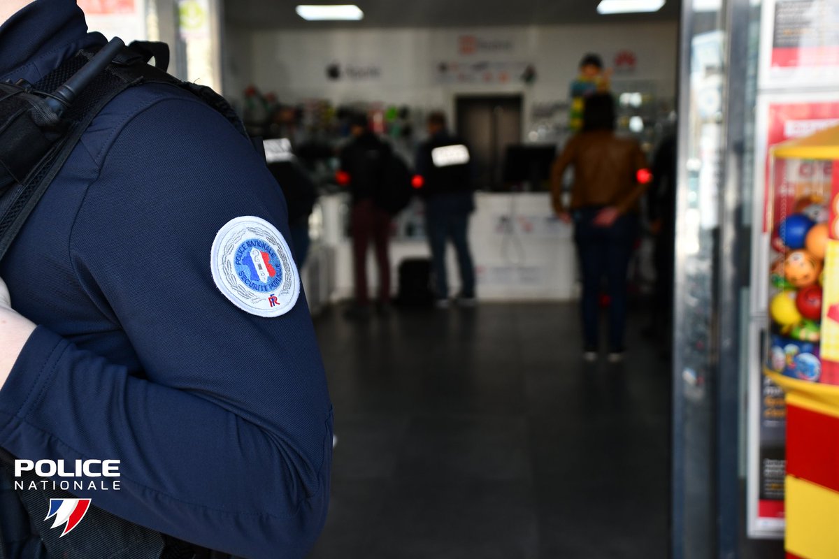 [#PlaceNette]
Poursuite des opérations à #Vénissieux
Plusieurs commerces ont été contrôlés dans le cadre du #CODAF avec les administrations partenaires.
Parmi les infractions relevées, certaines aux règles d'hygiène ont justifié la fermeture d'un commerce.
#sécurisationrenforcée