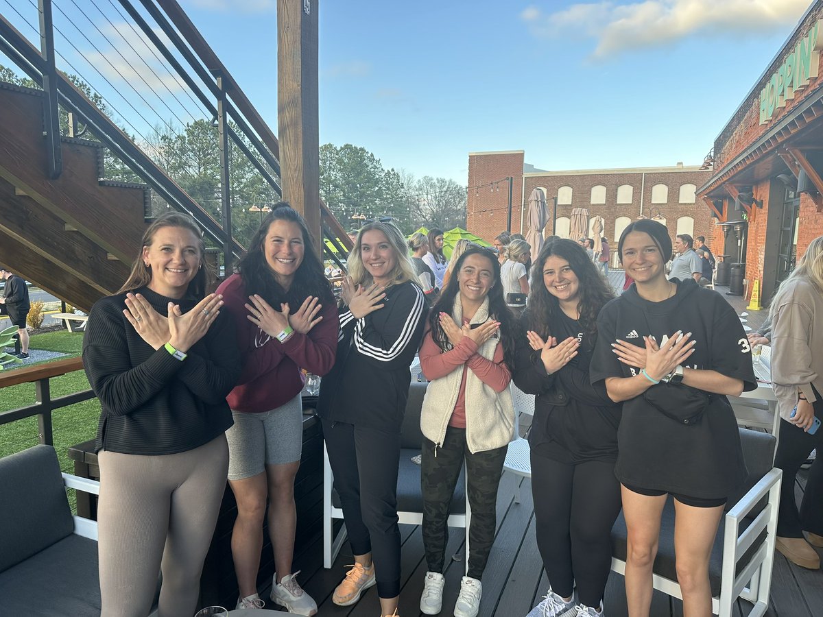 WinthropLax's tweet image. Highlights from a special weekend with some very special people! Big thanks to our awesome alumni who made the trip back to Rock Hill to support and connect with Team 11 👐💛🦅
.
#GoEagles | #ROCKfheHILL | #AlumniWeekend