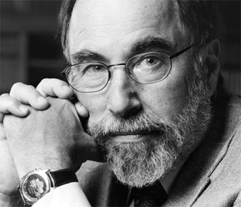 El 07/03/1938 nació David Baltimore, Premio Nobel de Fisiología o Medicina en 1975 compartido con Renato Dulbecco y Howard M. Temin por sus descubrimientos sobre la interacción entre los virus tumorigénicos y el   material genético de la célula