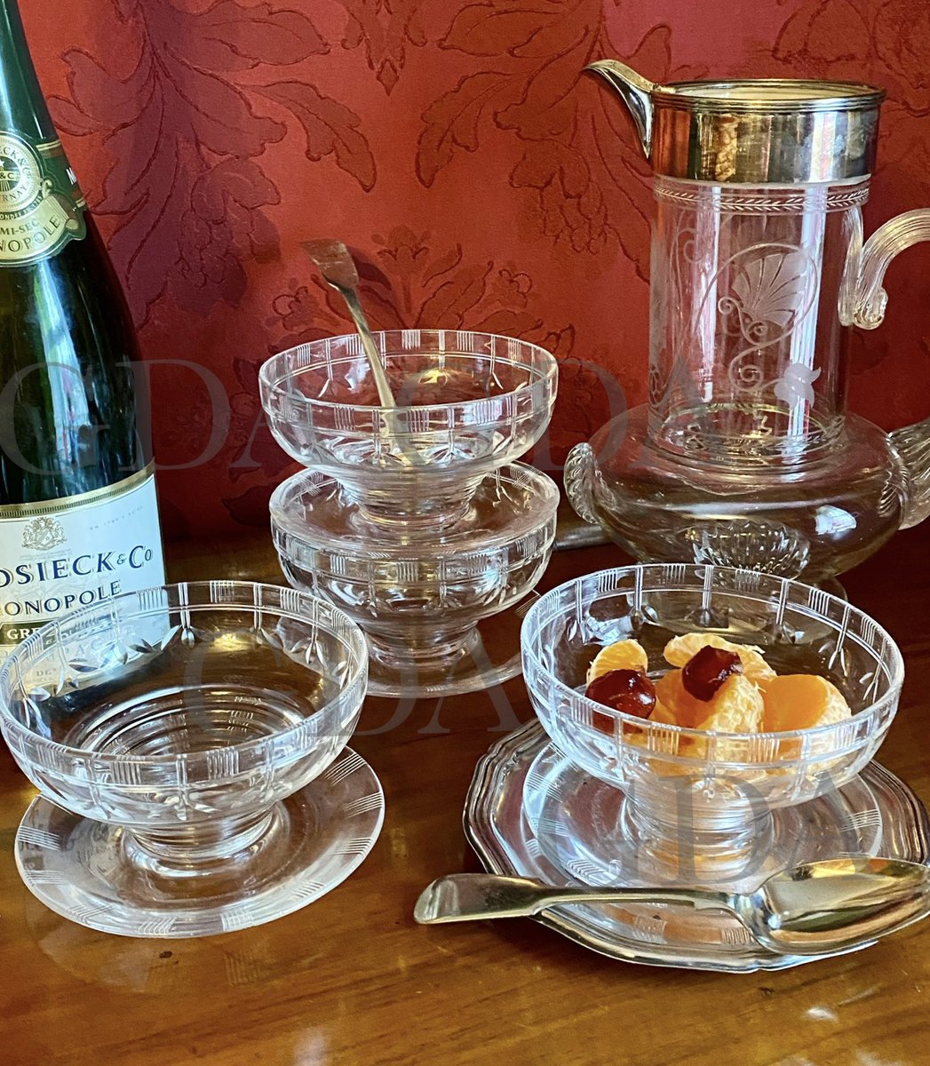 Afternoon nibbles &amp; drinks 🍾
Ideal for that special Mother’s Day treat. Four heavy Stuart crystal sundae glasses marked for 1926, with silver plate platter
See at
Dieudonneart.com/antiques

#MothersDayGifts #sparkle #champagne #crystal #luxury #glassware #gifts #shopindie #bizhour