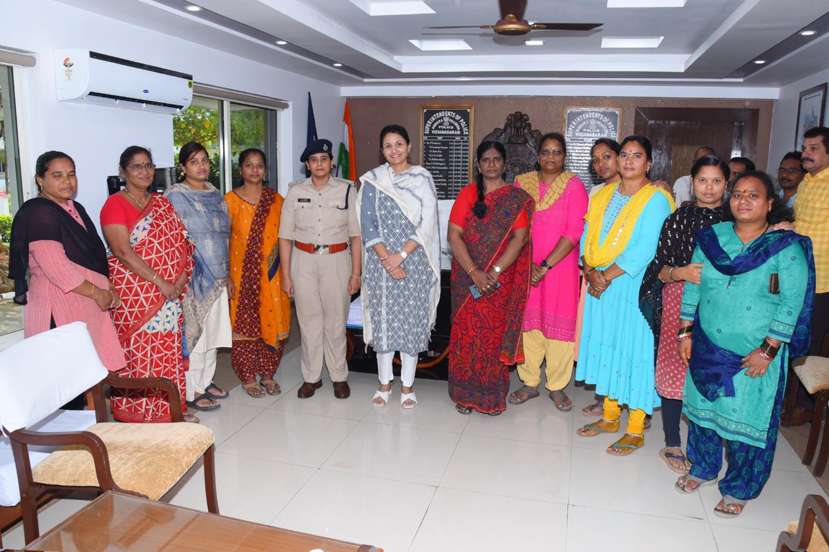 PoliceVzm's tweet photo. Mrs. M. Deepika, IPS, @SpVzm Garu #greeted the women staff, women teachers at DPO, VZM on 07-03-2024 on the occasion of #InternationalWomensDay
@APPOLICE100
@MahilaRakshVZM
@mahilapolicevzm
@POLICESRIKAKULM
@ChittoorPolice
@Kadapa_Police
@BapatlaPolice
@tirupatipolice https://t.co/sMUx8WfopX