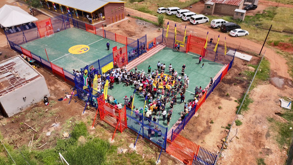 Across the globe, Cruyff Courts offer more than just a space to play sports. Discover the profound impact of these spaces in South Africa. Thank you for enabling our journey @ndlovucaregroup, @AfrikaTikkun and @AFASFoundation. See the video here: youtube.com/watch?v=vEGz4J…