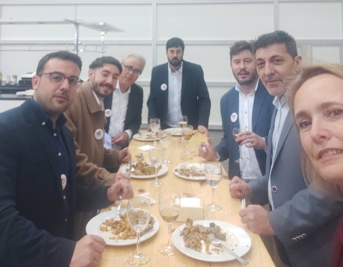 unit_seguros's tweet photo. 🌟 Tuvimos la oportunidad de visitar y conectar con otros profesionales del sector. 🤝 Un especial agradecimiento a @e2kglobal por la invitación a disfrutar de su deliciosa paella. 🥘 #Forinvest #UnitSeguros #Networking #UnitSeguros #FeriadeValencia https://t.co/daxCyUTQoY