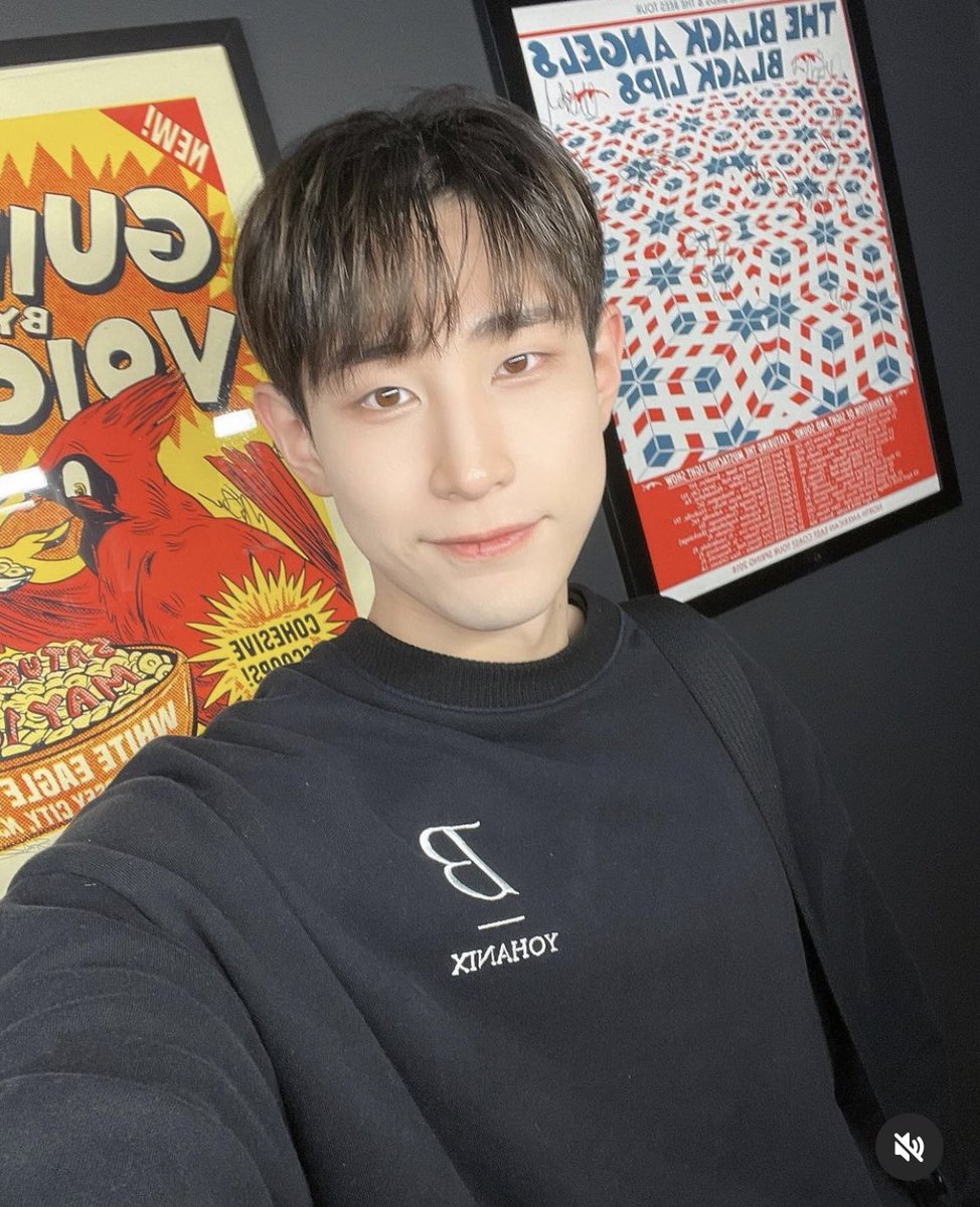 LOUtime1221's tweet photo. 데뷔때부터 지금까지 계속 입어줘서 고마워🥹 https://t.co/v5H3Qg3znC