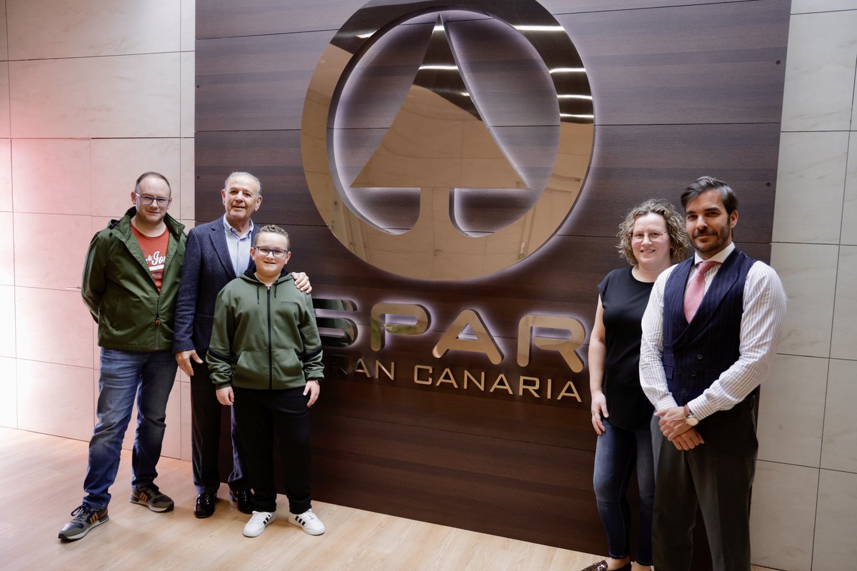 SPARGranCanaria's tweet photo. 🔊SPAR Aradasa y Panadería Pulido, han entregado una beca de 2.000 euros anuales a Diego Sánchez, 👦🏻 niño ajedrecista profesional ♟ para ayudarle a seguir cumpliendo sus sueños dentro del mundo del ajedrez.
#CompromisoSPAR #SiempreCercaDeTi https://t.co/NKE4vl3CYh