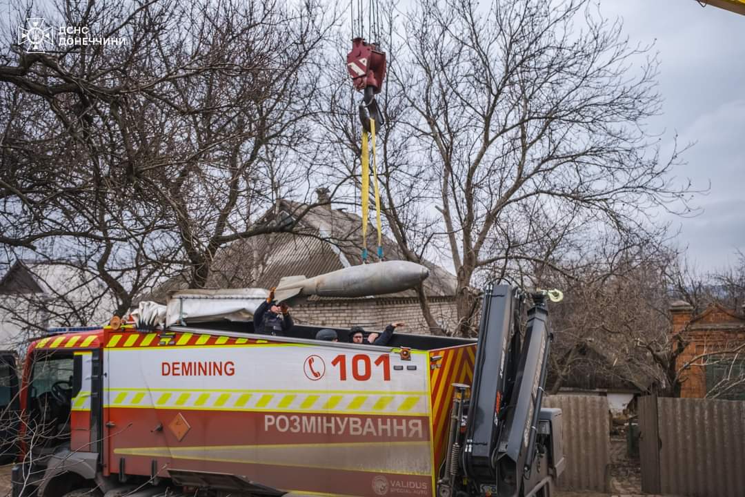 Піротехніки ДСНС в Костянтинівці вилучили авіабомбу ФАБ-500, яка впала на горище житлового будинку та не розірвалась facebook.com/share/p/i4YdeF…