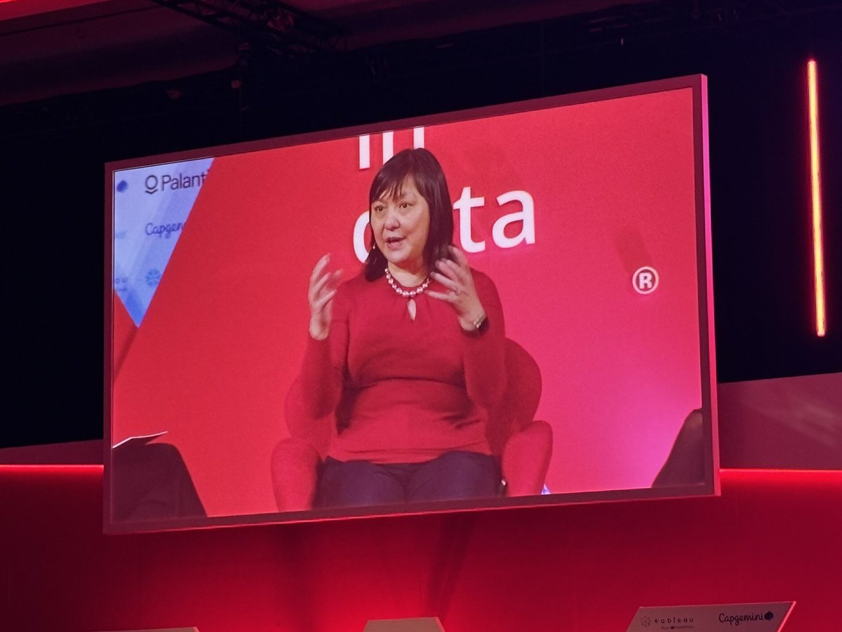 Ming Tang from @NHSEngland how we get citizen buy in on data to work towards personalised healthcare. #WomenInData