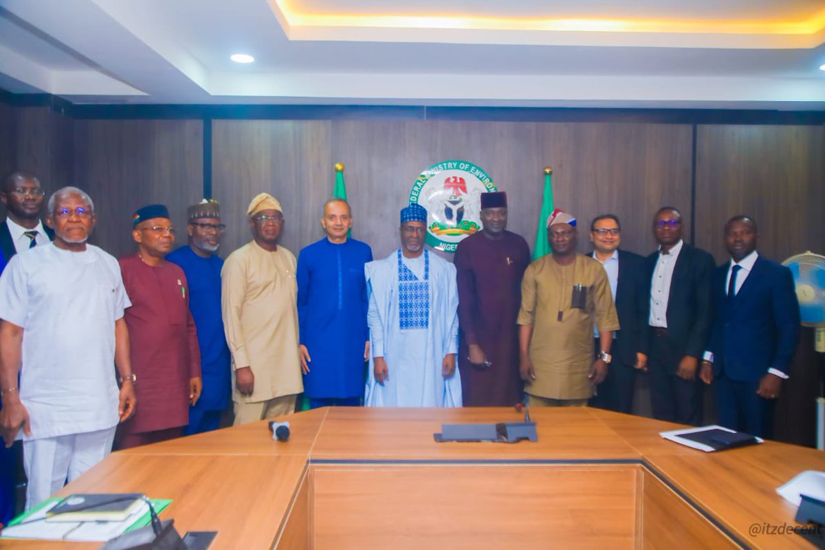 Minister of @FMEnvng @BalarabeAbbas_ this morning hosted the @WorldBankAfrica Country Director, Mr. Shubham Chaudhuri and the representatives of subnational governments of Nigeria’s 8-Costal States for a National Stakeholders Meeting... #GreenNigeria