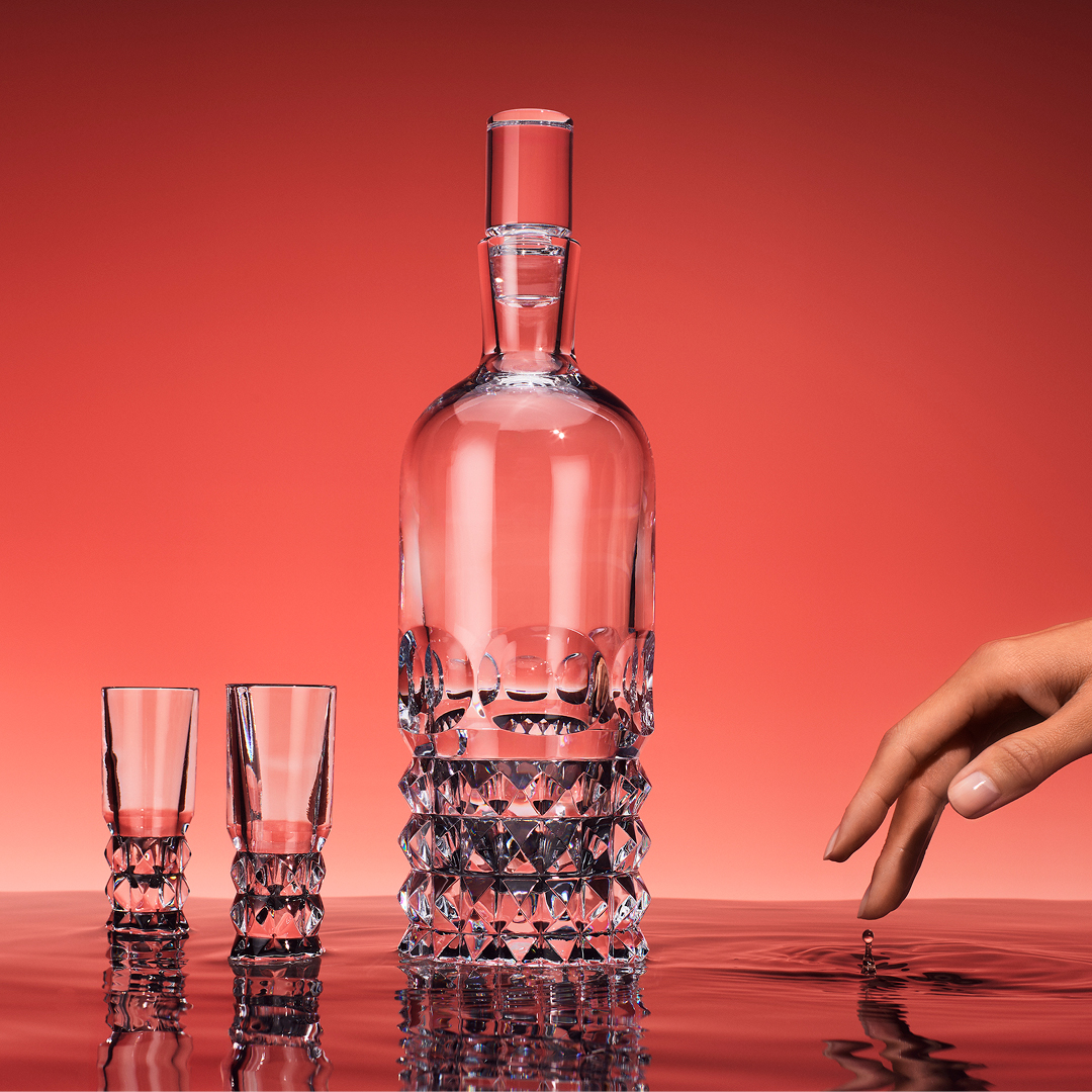 A harmonious collaboration between art and design, the #Baccarat Louxor Collection, inspired by the ancient pyramids of Egypt, exudes geometric elegance. Crafted by the visionary Thomas Bastide, each piece features intricate diamond-cut crystal motifs. on.baccarat.com/rounddecanter