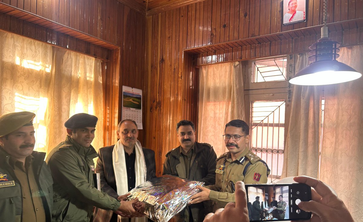 FAREWELL ACCORDED TO OUTGOING STAFF OFFICER AT RPHQ RAJOURI Range Police Headquarters Rajouri bid a heartfelt farewell to outgoing Staff Officer, Sh. Pervaiz Alam DySP on his transfer.