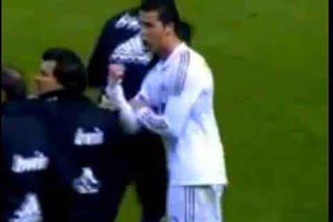 valentine_fey's tweet photo. "Vinicius tiene que dejar de pelearse con los rivales y de hacer gestos y provocar a la grada y centrarse en el juego."🤬

"Esas actitudes no son propias de un jugador del Madrid, saca de quicio a el y a sus compañeros."😭

No os importa el que o el como, os el molesta el quien. https://t.co/Rb5HPwXdNj