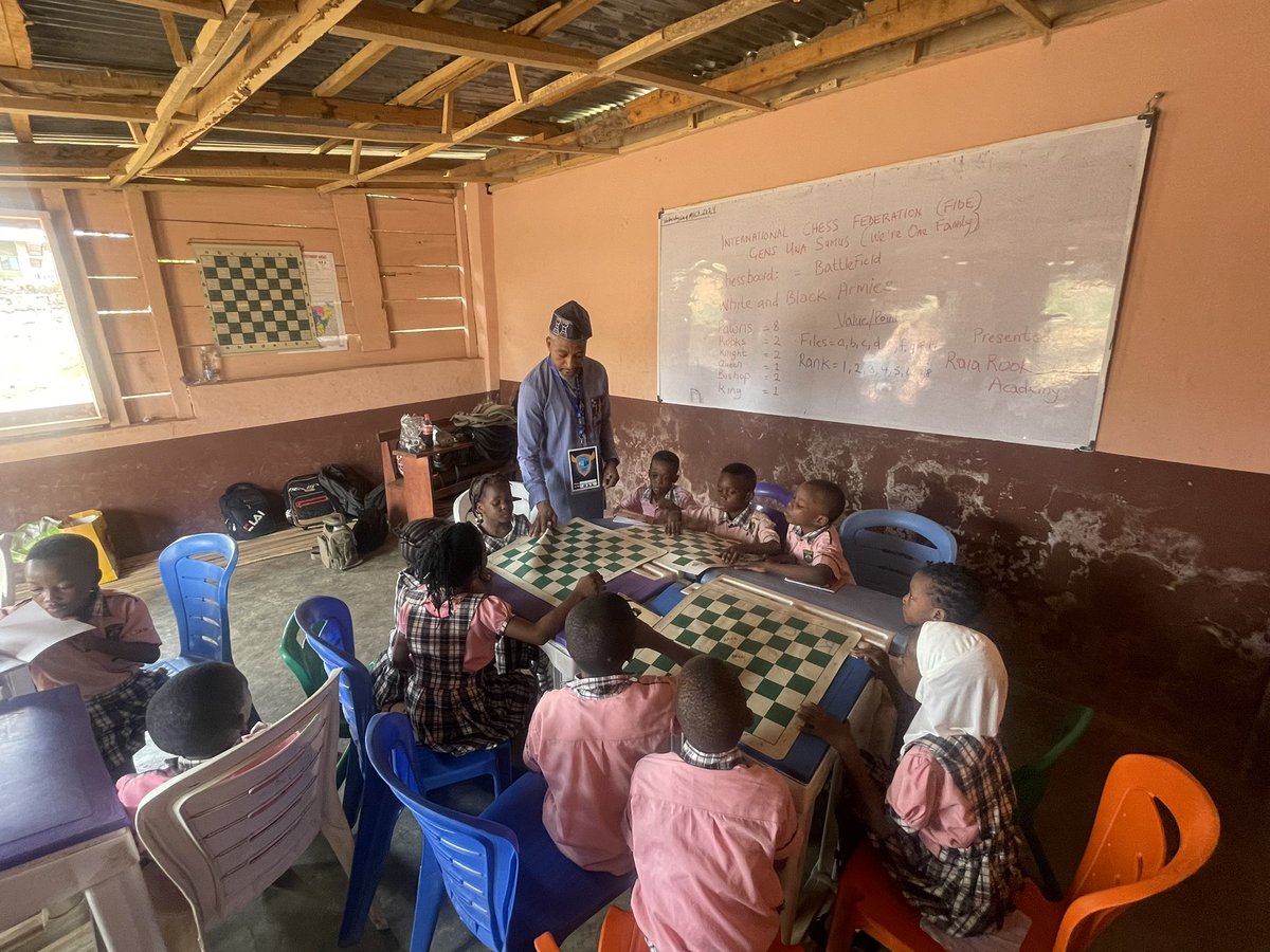 adebisi_awope's tweet image. 🤩 Shoutout to our budding chess enthusiasts from The Light Academy School, mastering the basics in just two weeks! 🏆👧👦 Keep up the great work! #ChessStars #LearnChess #RaiaRooks