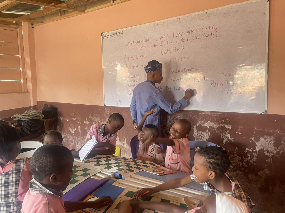 adebisi_awope's tweet image. 🤩 Shoutout to our budding chess enthusiasts from The Light Academy School, mastering the basics in just two weeks! 🏆👧👦 Keep up the great work! #ChessStars #LearnChess #RaiaRooks