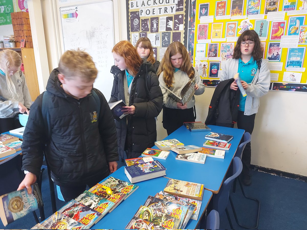 SaesnegLlan's tweet photo. Diwrnod y Llyfr hapus! Hyfryd gweld wynebau llawn cyffro yn cymryd rhan yn y cyfnewidfa llyfrau heddiw. #Tîmllan #diwrnodyllyfr
Happy World Book Day. Wonderful to see excited faces taking part in today's book swap. #WorldBookDay2024 https://t.co/2BhSuPhC75