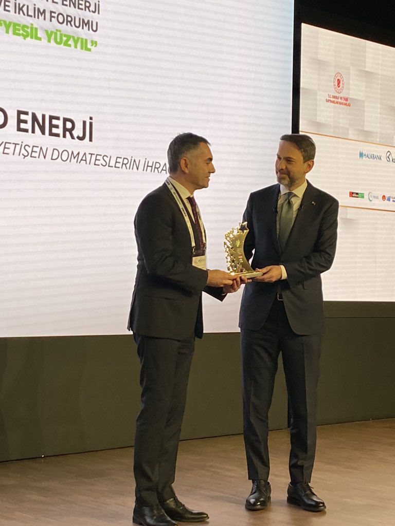 6. Enerji ve İklim Forumu kapsamında gerçekleştirilen Enerjimiz Geleceğimiz Ödülleri’nde döngüsel ekonomi kategorisinde Sivas Topraksız Cam Seramızda yetişen Sivera domateslerimiz ile ödüle layık görüldük! Ödülümüzü T.C. Enerji ve Tabii Kaynaklar Bakanı Sayın Dr. Alparslan…