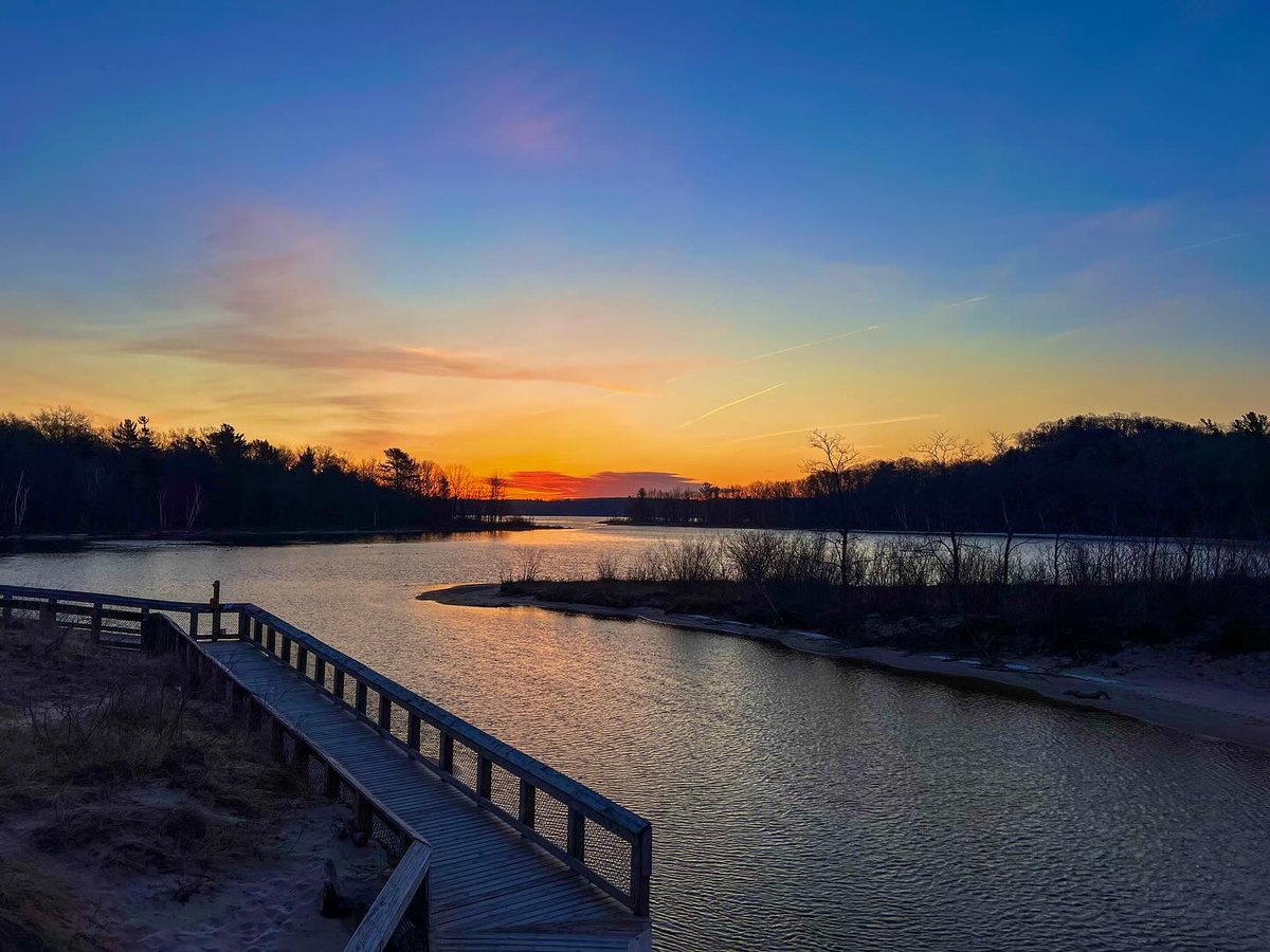 'Though we travel the world over to find the beautiful, we must carry it with us or we find it not' 
~Ralph Waldo Emerson 
 
📸 @stephanielware_ on Instagram
visitmuskegon.org/listing/duck-l…

#MiBeachTowns #Muskegon #puremichigan #DuckLakeStatePark #MiStateParks #RalphWaldoEmersonQuotes