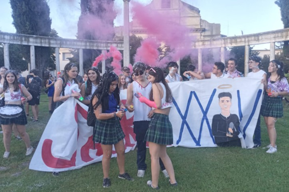 multipringles's tweet image. ALUMNOS DE ESCUELAS SECUNDARIAS FESTEJARON AYER EL” ÚLTIMO PRIMER DÍA”

Se trató de alumnos del nivel secundario del Colegio Sagrado Corazón, Escuela Agrotécnica y Escuela Técnica N° 1, entre otras.

Nota: eldiariodepringles.com.ar/interes-genera…