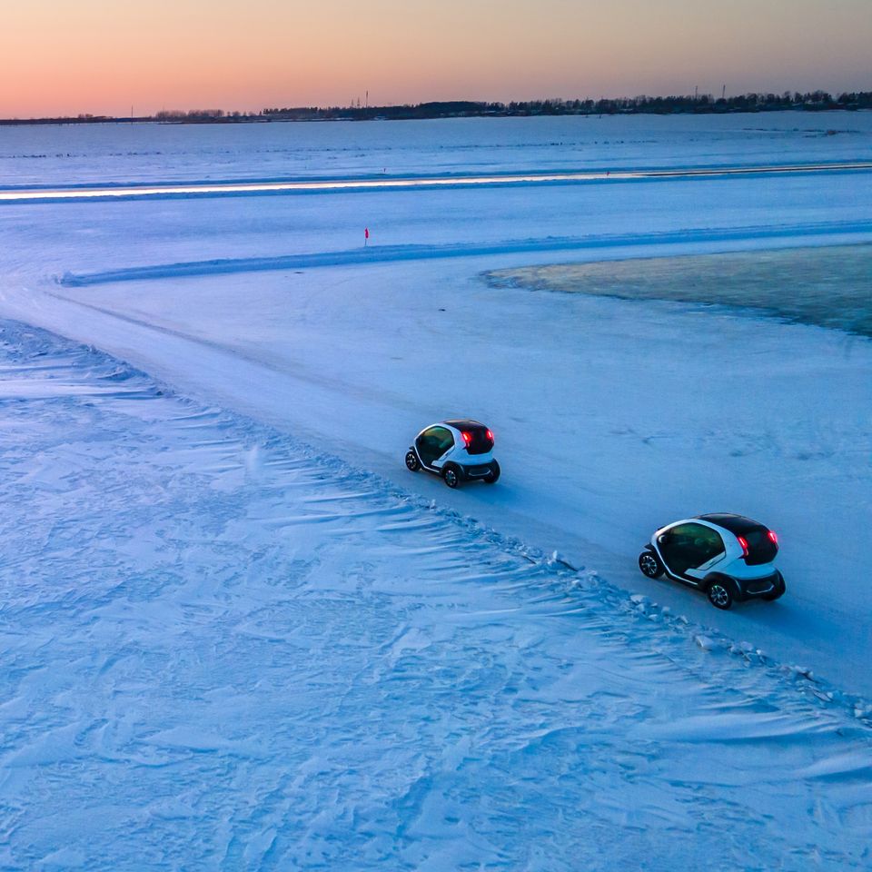 PlaisanceTours's tweet photo. Regardez ces magnifiques images d'Eli ZERO prospère dans la neige et la glace ! ❄️ Des conditions de gel aux routes verglacées, nous testons rigoureusement pour garantir votre sécurité. 🚙

#sanspermiscestpermis #toursplaisance #Eli #tours #chambraylestours #mobilités #electrique https://t.co/lDt3KpdTgW