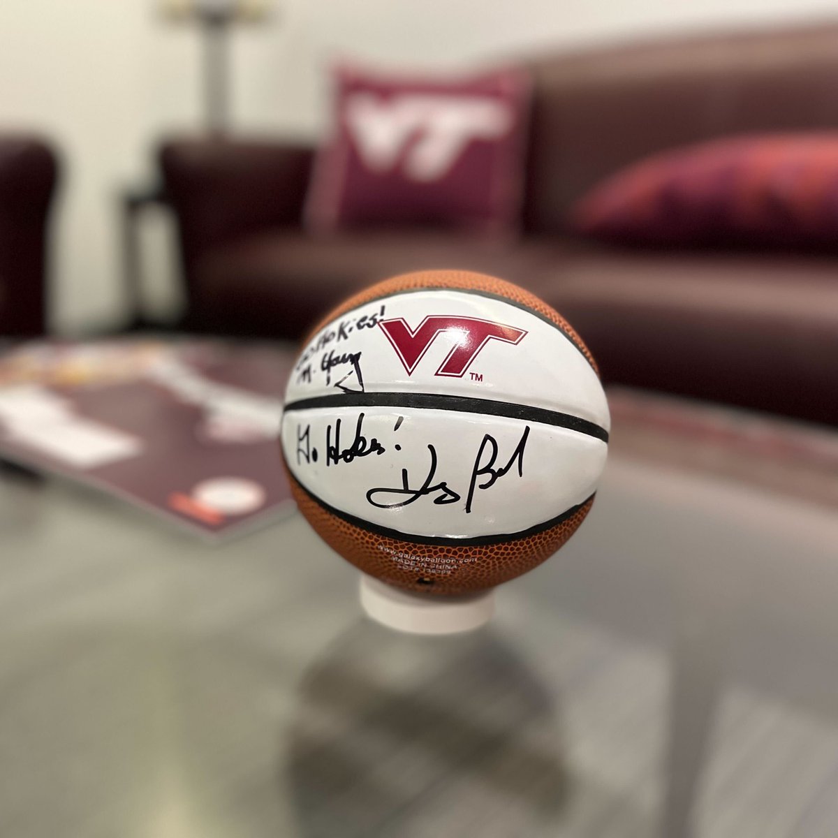 HokieClub's tweet image. 𝙈𝙖𝙧𝙘𝙝 𝙈𝙖𝙙𝙣𝙚𝙨𝙨 𝙂𝙞𝙫𝙚𝙖𝙬𝙖𝙮 🏀

We're picking one account who follows our account and reposts this to receive a Coach Young &amp;amp; Coach Brooks signed basketball!

Winner will be announced on Friday 📅