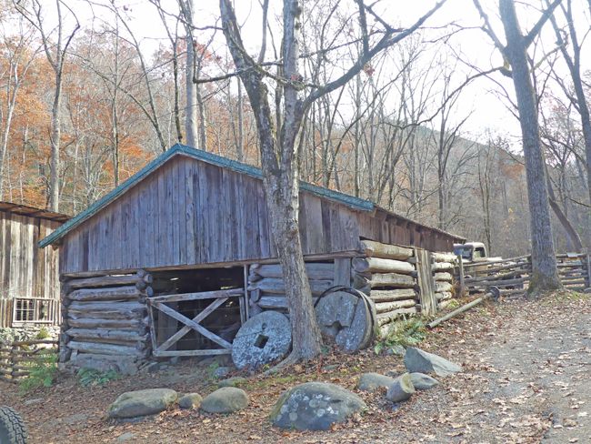 Take A #PinkJeep Tour into #History buff.ly/4c4EQdi @IFWTWA #TBT #GreatSmokyMountains #Pioneers