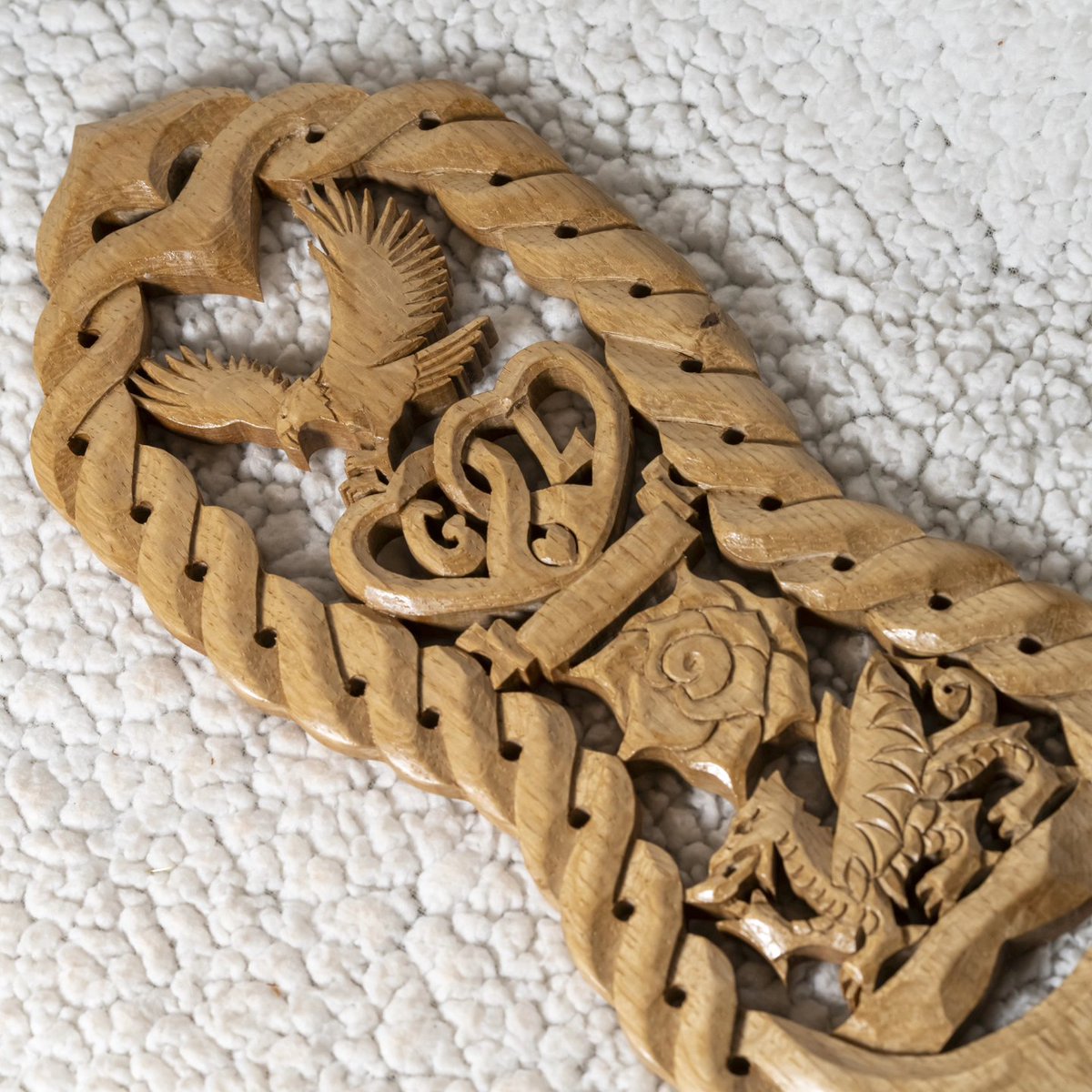 It's been a busy few months here at The Lovespoon Workshop. This is a lovespoon featuring the dragon and Eagle. 

#Lovespoon #lovespoons #welshlovespoon #handcarved #madeinwales #weddinggift #anniversarygift