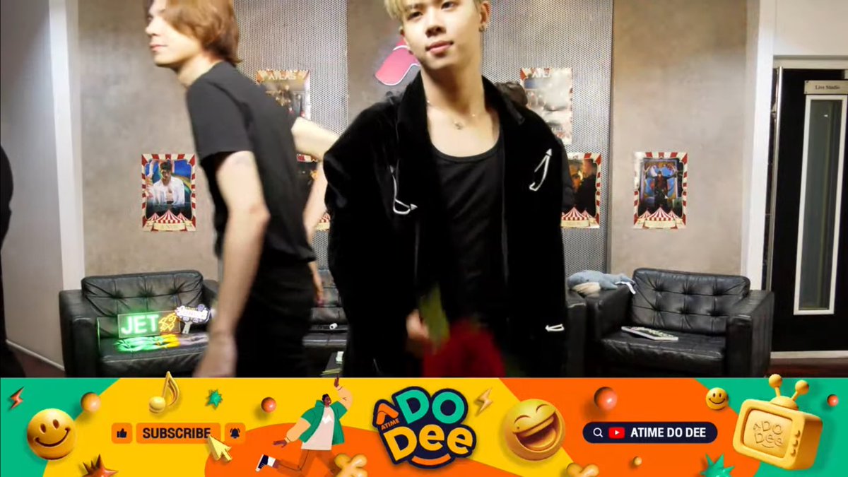 muonsan_story's tweet image. มีหนุ่มเดินเอาดอกไม้มาให้ครับ 🌹

#ATLASxEFMFANDOMLIVE
#MuonATLAS #MUONSAN 
@Muonsantweet #ATLAS_th #ATLASth