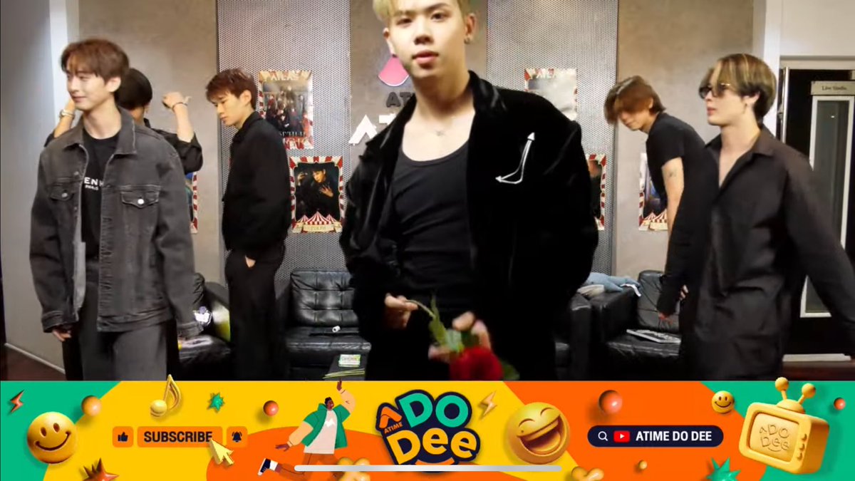 muonsan_story's tweet image. มีหนุ่มเดินเอาดอกไม้มาให้ครับ 🌹

#ATLASxEFMFANDOMLIVE
#MuonATLAS #MUONSAN 
@Muonsantweet #ATLAS_th #ATLASth