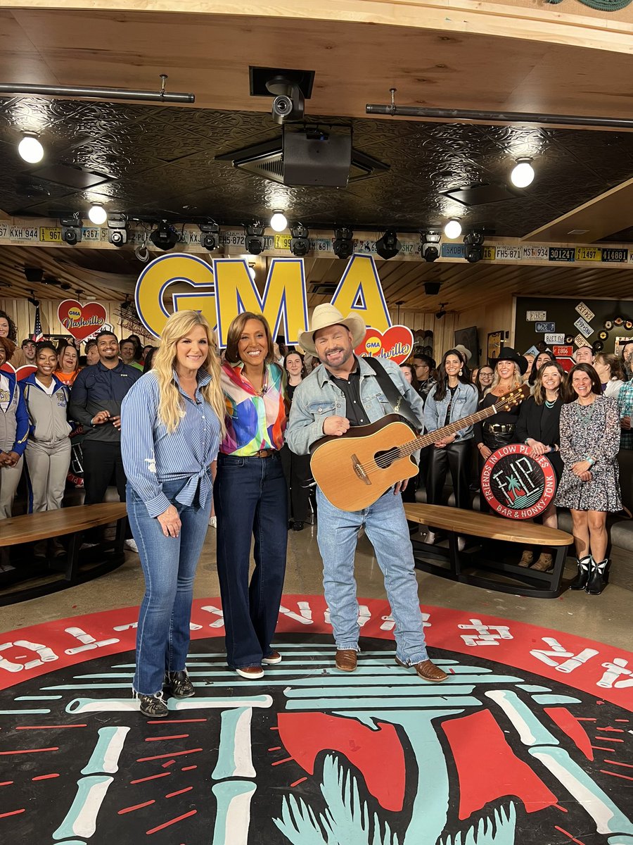 Thank you @RobinRoberts & @GMA for coming to the NEON NEIGHBORHOOD to help us open @FriendsBarNash!!!! love, Mr. Yearwood