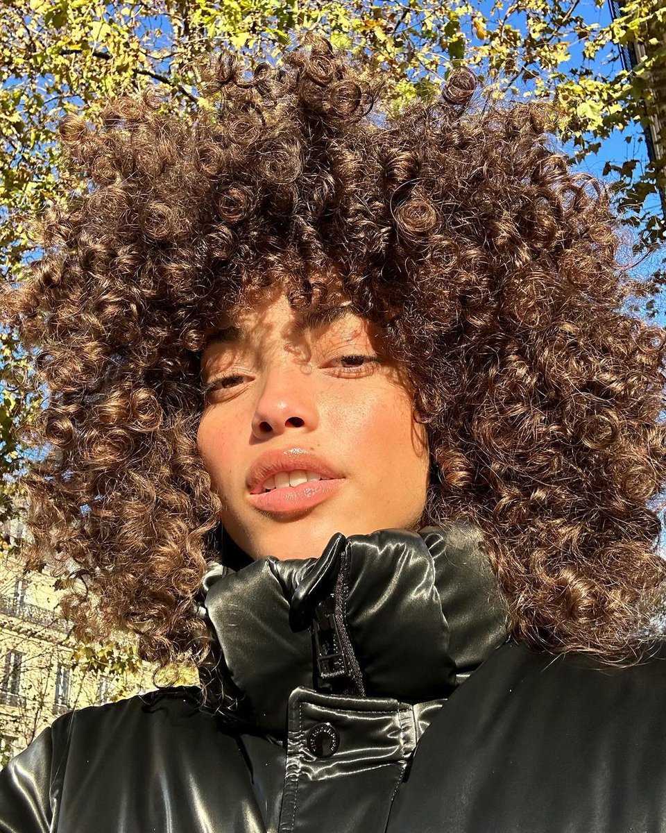 curlhairstyle's tweet photo. I woke up like this.
📸: aliana.king
.
.
#curls #curlyhairstyle  #beautifulhair #beautiful #volumehair #hairgoals #cachos #cachinhos #lovemycurls #healthycurls #beautifulcurls #naturalhair #curlhairgirl https://t.co/K1B2EmvBpc