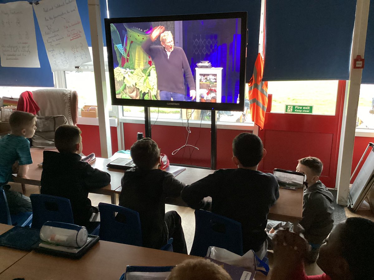 Year 6 have tuned in to watch the fabulous <a href="/MichaelRosenYes/">Michael Rosen 💙💙🎓🎓 NICE 爷爷</a> #harrowgateacademy #harrowgateenglish