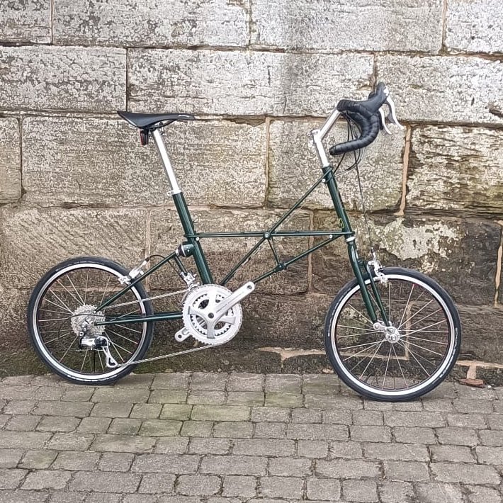 MOULTON STOCK ALERT! Moulton SST 22 with Campag Centaur in Forest Green. £2995. traditionalcycleshop.co.uk/moulton-curren…