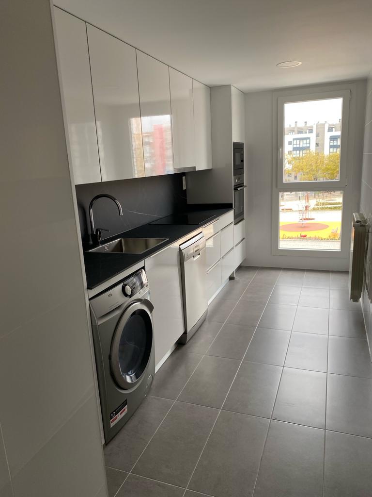 Lour_Martinez's tweet photo. Se vende PISO Nuevo A ESTRENAR en zona Vicálvaro de 3 habitaciones con 2 baños muy luminoso 85 m 2. Plaza de garaje. Trastero y piscina en el ático. 👉https://t.co/173dhlAP62 Interesados agenden una visita. #PisoAlaVenta #VendoCasa https://t.co/EGcdd9JAJN