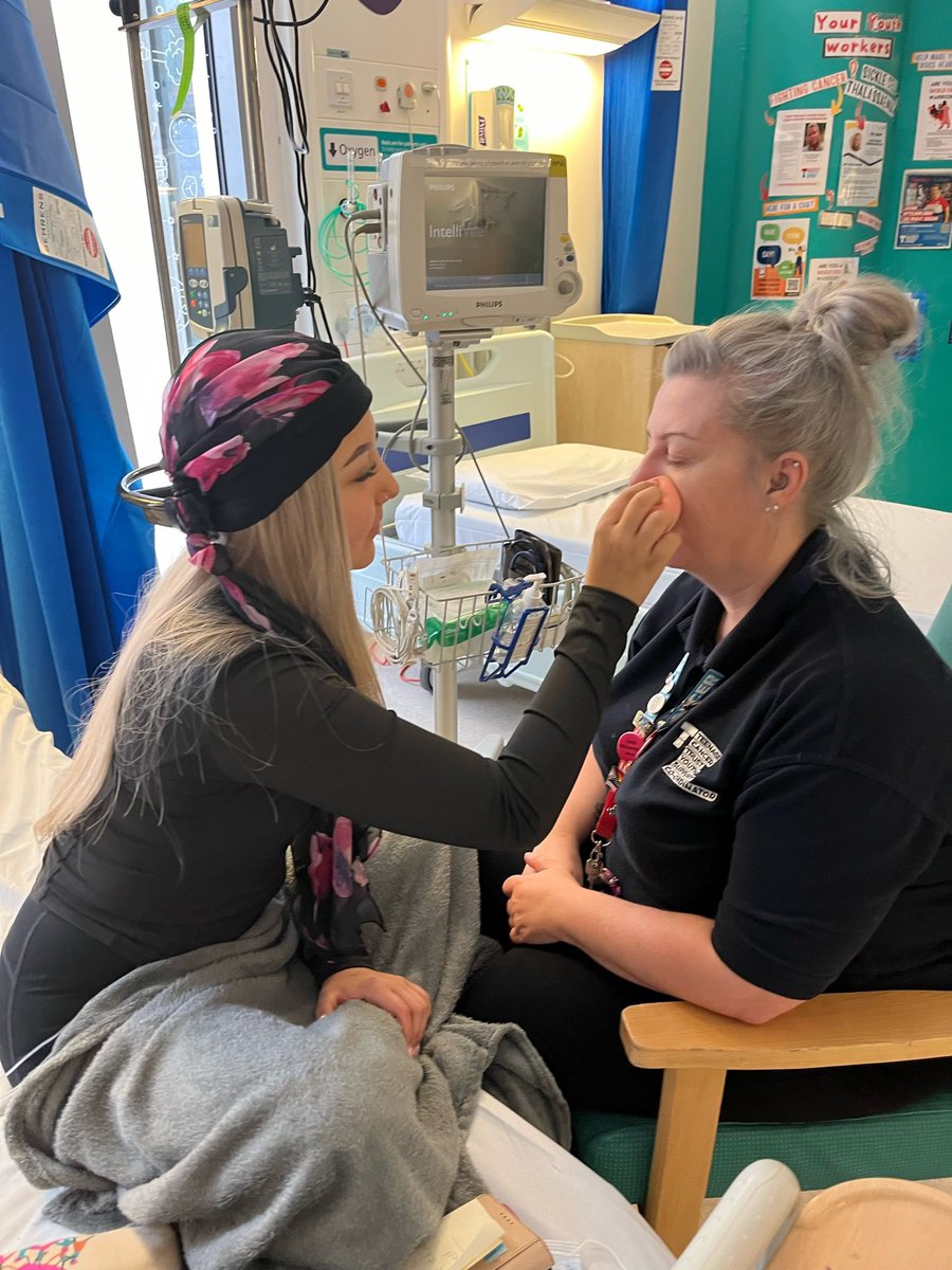 This morning our budding makeup artist Alessia did Jen’s makeup whilst having treatment!! Lots of laughter and contouring was had by all 💜 @TeenageCancer @plouiseacademy @CTilburyMakeup @LOrealParisUK @MACcosmetics #makeup #distractiontechniques