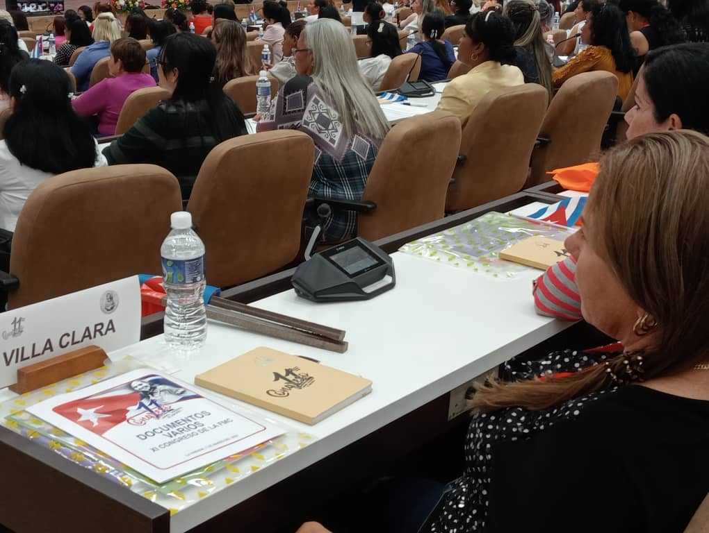Junto a las federadas cubanas celebramos su XI Congreso en el Palacio de la Convenciones de #LaHabana. Aquí están las mujeres de la Revolución, esas que son ejemplo de sacrificio y entrega, esas que son vencedoras de imposibles. #XICongresoFMC #MujeresEnRevolucion
