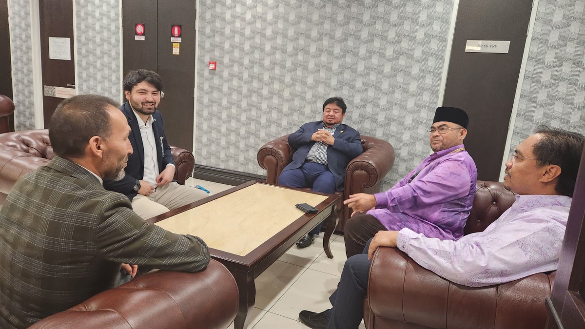 Malezya Parlamentosu'nda çeşitli siyasi parti temsilcileri ve parlamenterlerle bir araya geldik. Halk Adalet Partisi (PKR) Milletvekili YB Syed Ibrahim Syed Noh, Amanah Negara Partisi Genel Başkan Yardımcısı ve Milletvekili YB Senator Datuk Seri Dr. Mujahid bin Yusof, Milli