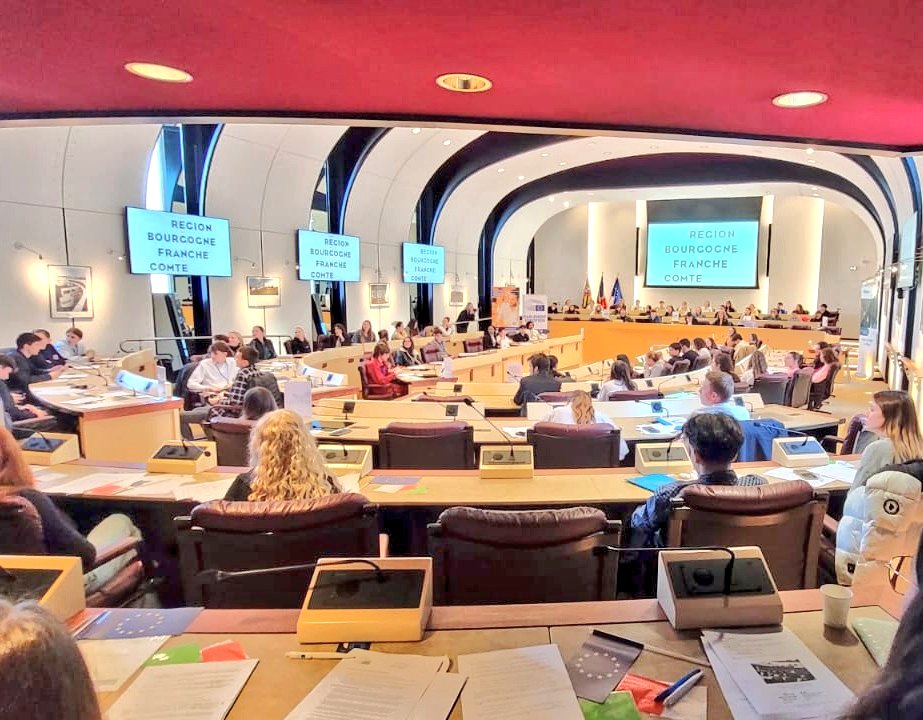 Région académique Bourgogne-Franche-Comté (@ra_bfc) on Twitter photo La Rectrice <a href="/NathalieAlber15/">Nathalie Albert-Moretti</a> assiste cet après-midi à une simulation du parlement européen à <a href="/bfc_region/">Région Bourgogne-Franche-Comté</a> en présence de 87 élèves de lycées de l'<a href="/acbesancon/">Académie de Besançon</a> 🇪🇺 La Rectrice <a href="/NathalieAlber15/">Nathalie Albert-Moretti</a> assiste cet après-midi à une simulation du parlement européen à <a href="/bfc_region/">Région Bourgogne-Franche-Comté</a> en présence de 87 élèves de lycées de l'<a href="/acbesancon/">Académie de Besançon</a> 🇪🇺