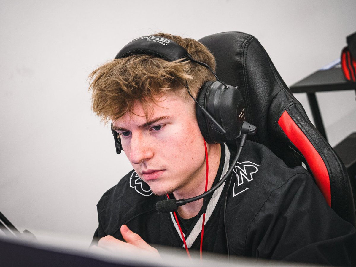 Simao Stepanov (@stepagg) on Twitter photo Post your first & most recent picture of you working in esports & gaming 
2017 vs 2023 Post your first & most recent picture of you working in esports & gaming 
2017 vs 2023