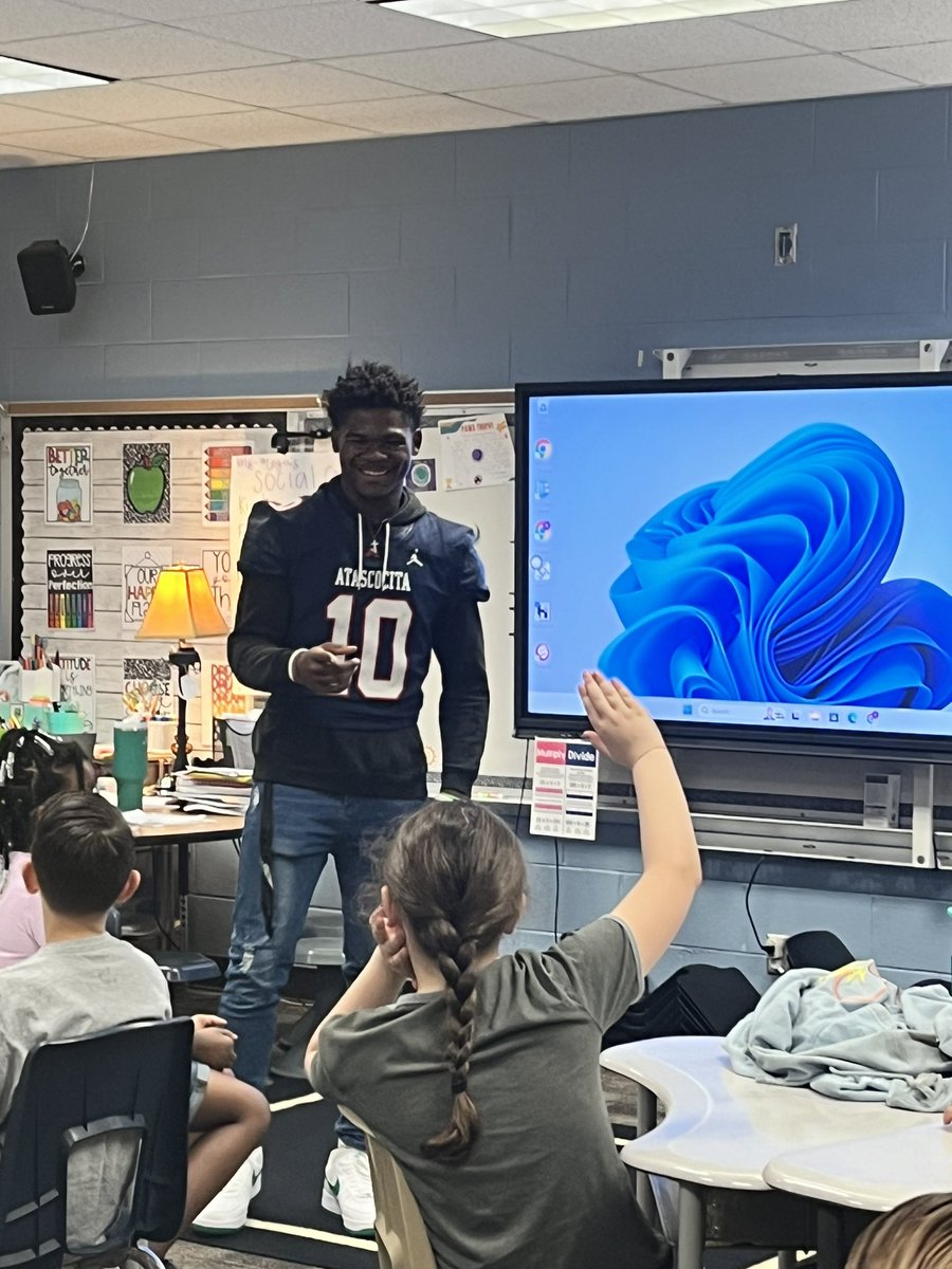 PFE loves having the AHS Football Team 🏈 come to our school each Thursday morning. Thank you for taking the time and making everyone smile while you are here! 😃 You are making a wonderful impact! We appreciate you! 🌟@HumbleISD_PFE @AHSEagleFB