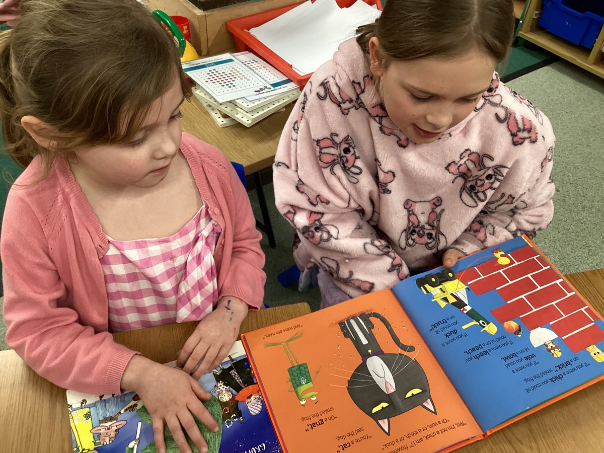 HorwichParishCE's tweet image. #HPYR #HPY6 reading with our buddies