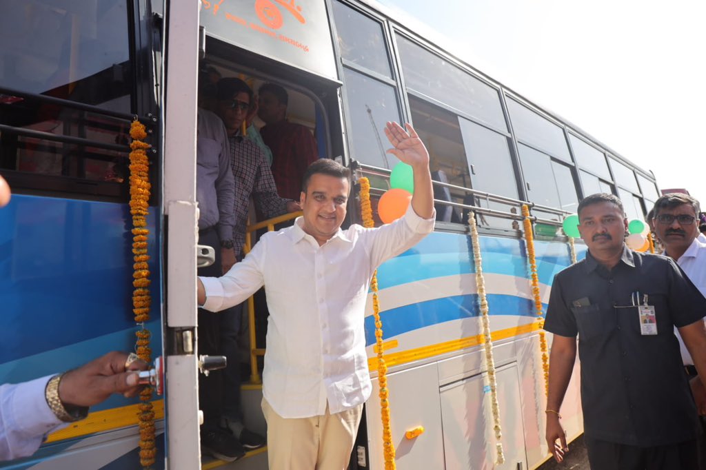 sanghaviharsh's tweet photo. વડોદરા થી રાજ્ય ના નાગરિકો ની સેવામાં 101 નવી બસ ચાલુ કરવામાં આવી. https://t.co/uRD6hBUYC4