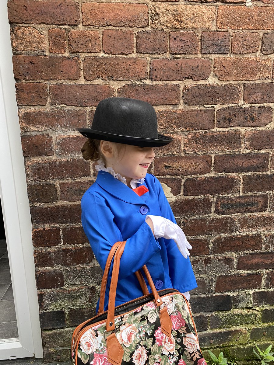 AmyVardy4's tweet photo. “There’s the whole word at your feet!” 🎩🥄👜🌂🐧 #WorldBookDay2024 https://t.co/Mjpba8GhLl