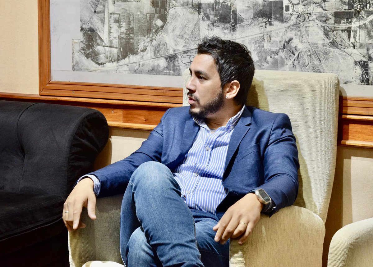 ColinirEma's tweet photo. Hoy nos reunimos con el intendente @gerardomerinotw, conversamos sobre las problemáticas de la ciudad, ambos comprendemos que a pesar de las diferencias, formamos parte de una generación que pone adelante de todo, a la ciudad y sus vecinos/as. 

Que cada debate tiene que ser con el objetivo de mejorar la ciudad.
Compartimos preocupaciones: obras nacionales frenadas, situación social, generación de empleo. Agendas que nos tienen que encontrar trabajando juntos.

Trelew y sus vecinos/as merecen madurez, altura, trabajo, trabajo y más trabajo.
