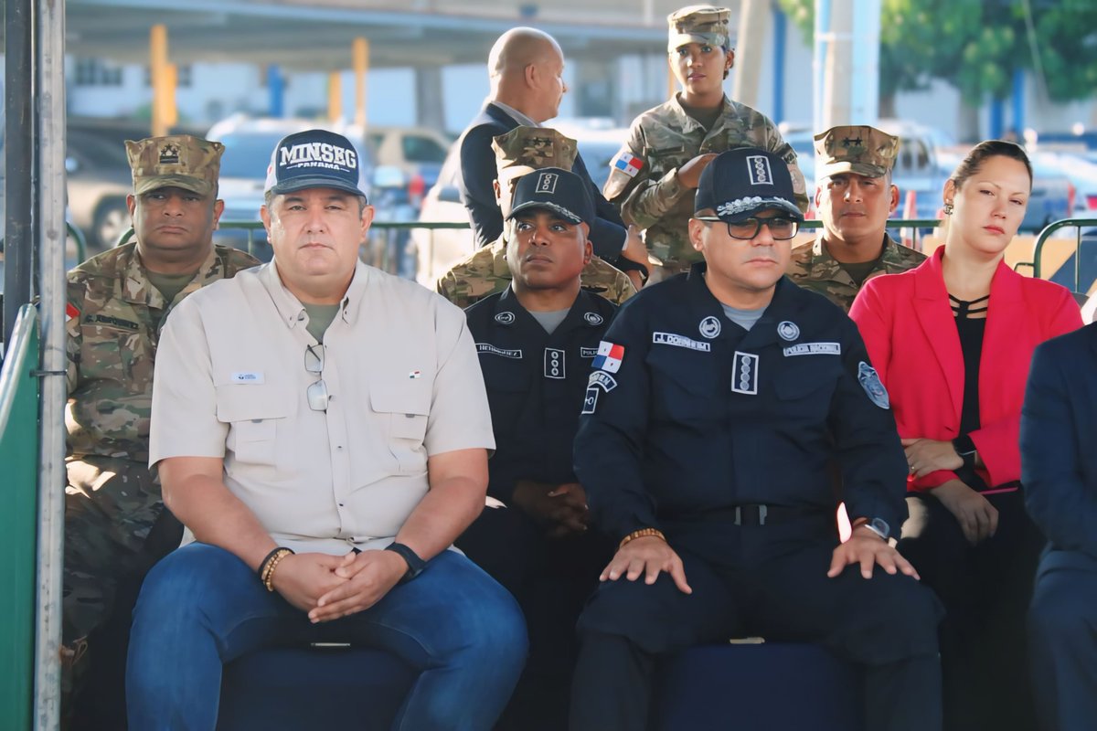 policiadepanama's tweet photo. El Director General John Dornheim, el Subdirector Simón Henríquez y miembros del directorio, acompañan a su excelencia Juan Pino, Ministro de Seguridad Pública y demás entidades gubernamentales, en la “Ceremonia XLV de Destrucción de Armas”. #ProtegerYServir https://t.co/Y7CiANQsFp