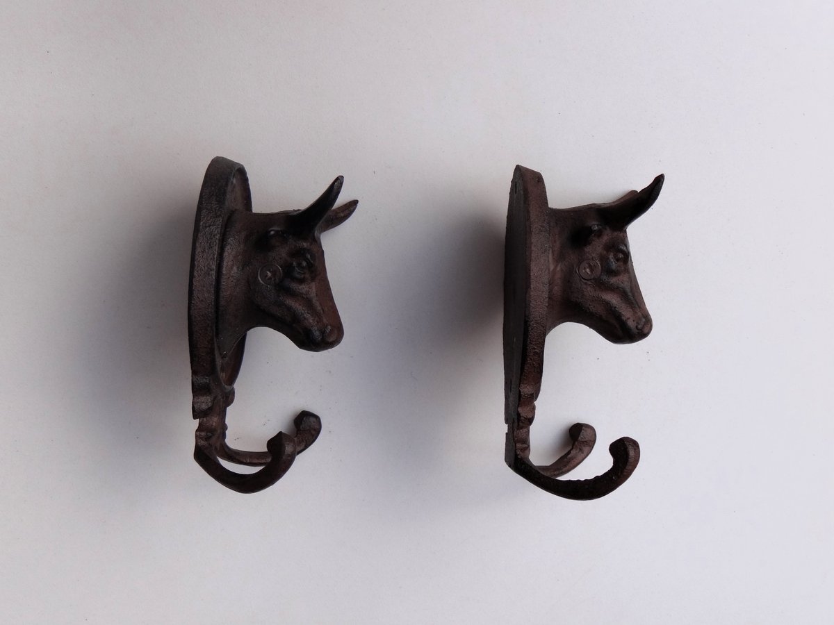 Set of 2 cast iron coat hooks with cow's head with 2 sturdy hooks each #cows #hooks #homedecor #FestiveEtsyFinds #AmazingFunGift #etsyfinds #funstuff #decor #onlineshopping #HomeStyle #DecorateWithArt #CreativeSpaces #elevateYourVibe 
Available here
elementsdeco.etsy.com/listing/157566…