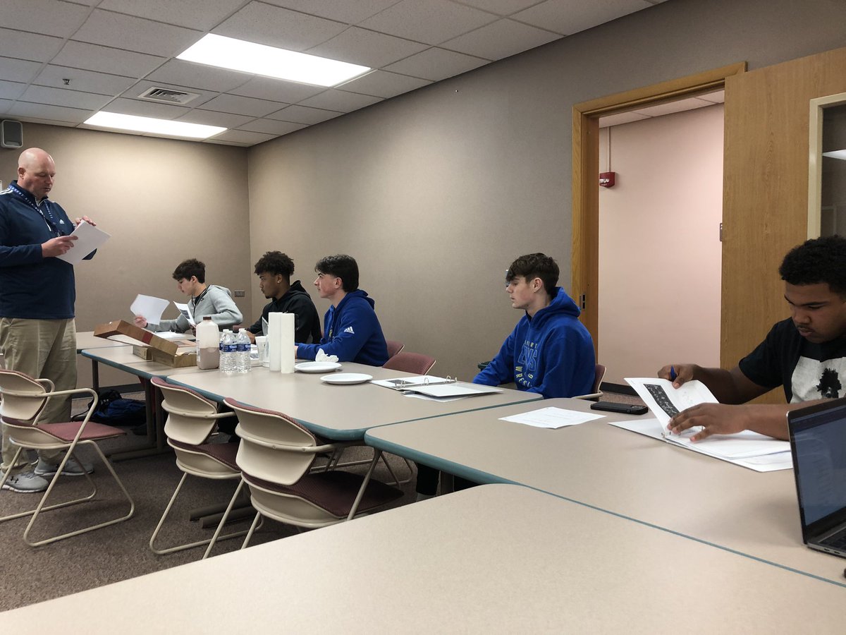 ElkhartLionsFB's tweet image. QB Academy and #SpeedFreaks Chalk Talk this morning! Lots of learning, collaboration, and fun. Excited to see our guys getting after the mental side of the game! #NewERA #LEAD