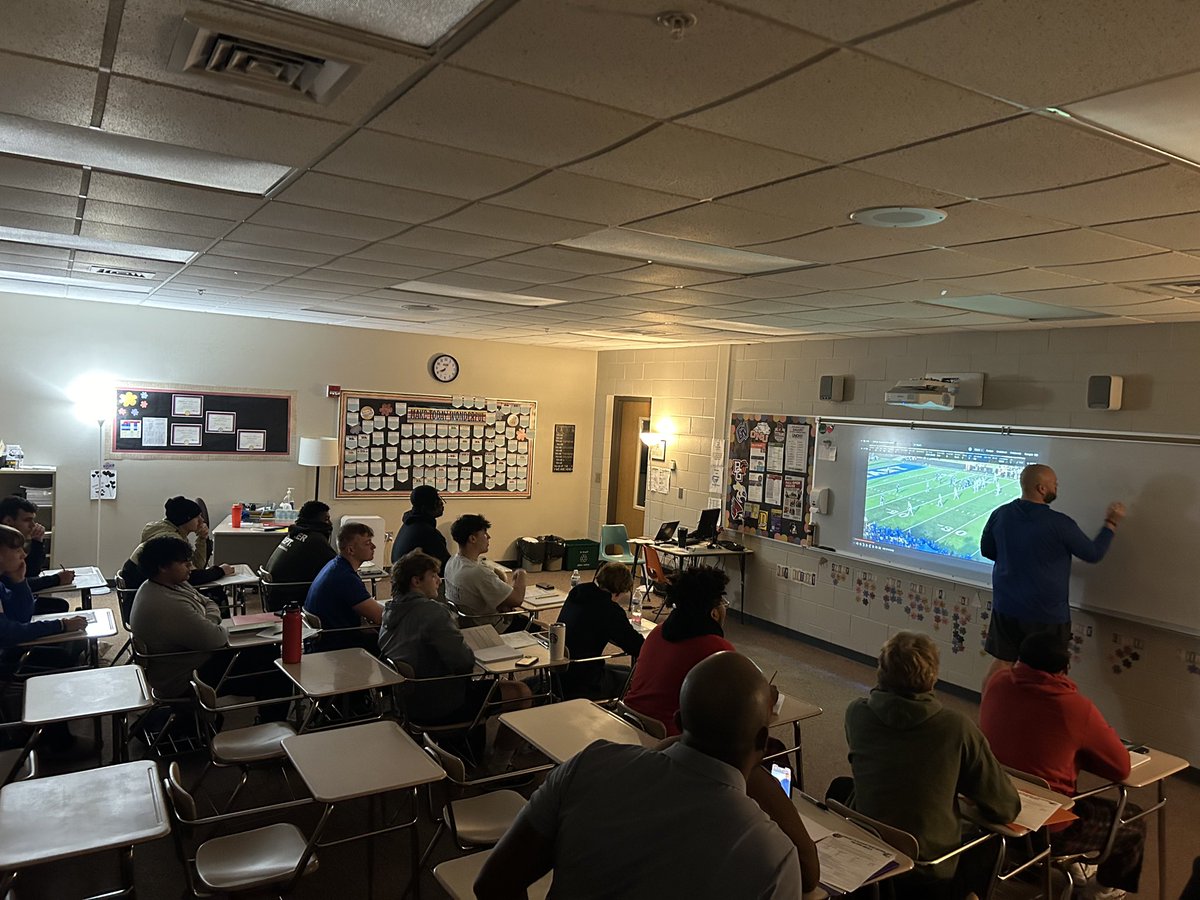 ElkhartLionsFB's tweet image. QB Academy and #SpeedFreaks Chalk Talk this morning! Lots of learning, collaboration, and fun. Excited to see our guys getting after the mental side of the game! #NewERA #LEAD