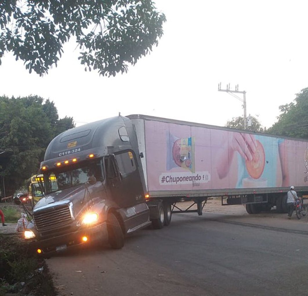 #TraficoSV el paso sobre la calle #LosNaranjos encuentra cerrado momentáneamente, debido a rastra accidentada en la zona.