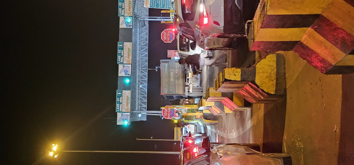 calmrannn's tweet photo. Violating toll rules these, toll blocks on  Lucknow - Raibarely highway, waiting for so long they still not allowing to pass vehicles. #DigitalIndia @nitin_gadkari @NHAI_Official https://t.co/YiAUuOXa3k