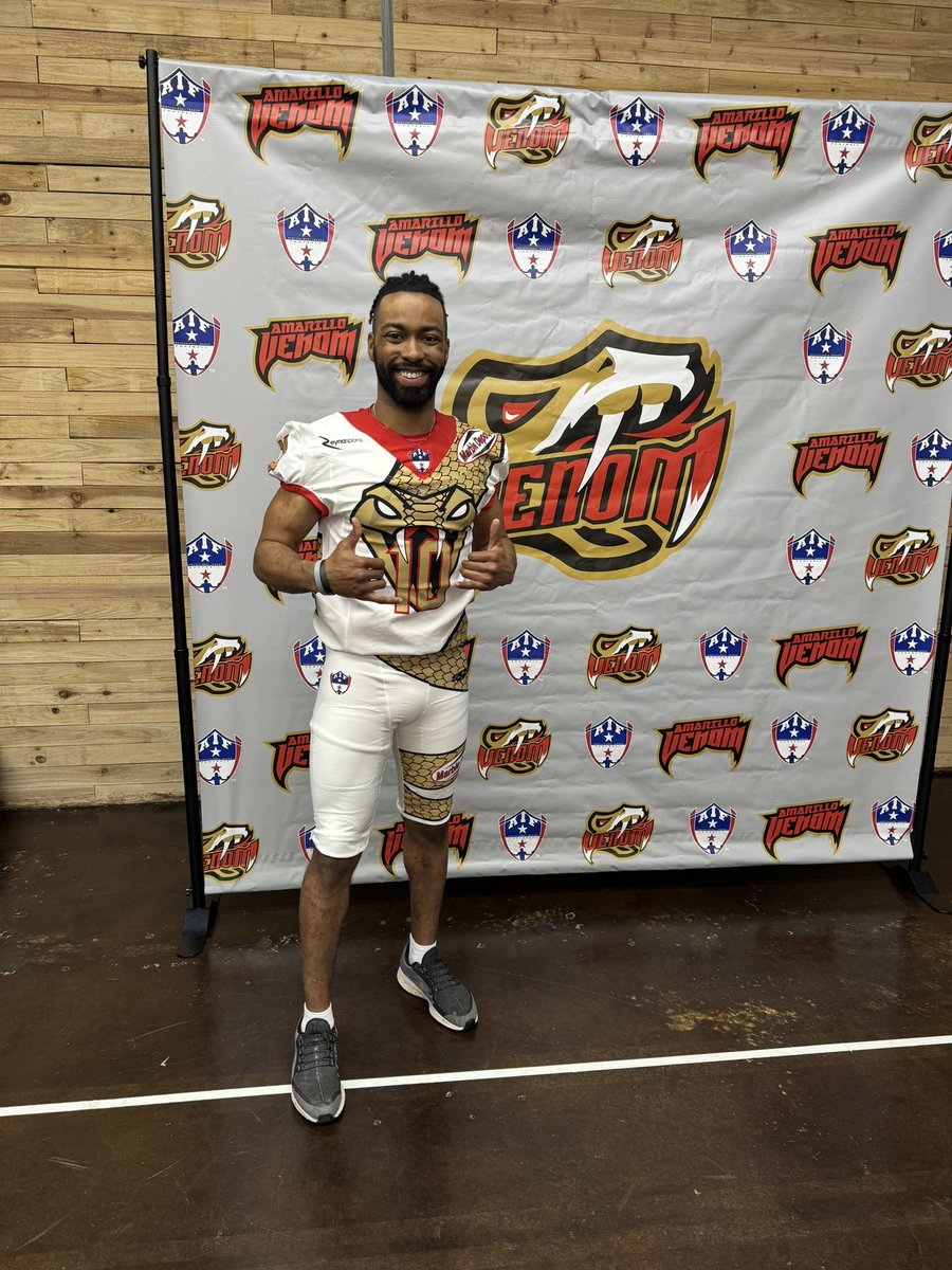 KhalilSteward1's tweet photo. Oh yeah, ya boy officially signed! Tune in Sunday at 6pm CT! Live on HULU, Paramount+ and CBS Sports! https://t.co/al5EYLescE