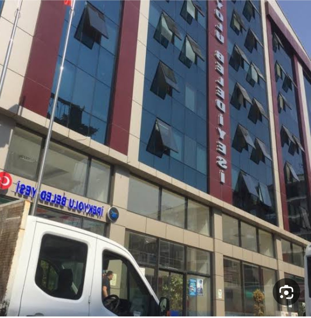 İpekyolu Belediyesinin aylık gelirinin %87'si maaşlara gidiyor.

Personelin çoğu lüks araçlarla gelip kart basıp gidiyor. Belediye kanununa göre personel maaşları gelirin %30'una geçmemesi gerekir.

10 yıllık İpekyolu Belediyesinin borcu 2 milyar civarında, açıklama bekliyoruz.